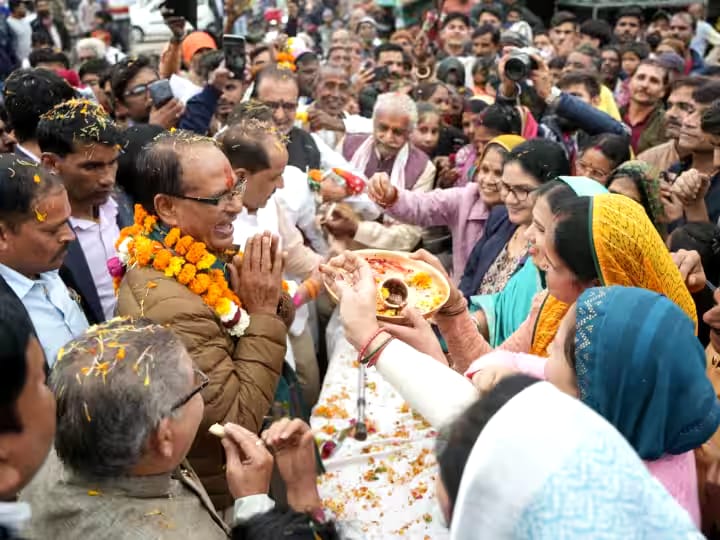 पूर्व मुख्यमंत्री को देख इमोशनल हुई लाडली बहनें, कहा- हमें पैसा नहीं आप चाहिए