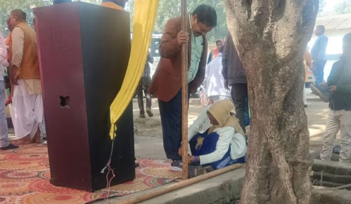 मध्यप्रदेश से सामने आया अफसरशाही का मामला, SDM को जूते पहनाते महिला कर्मचारी की तस्वीर वायरल