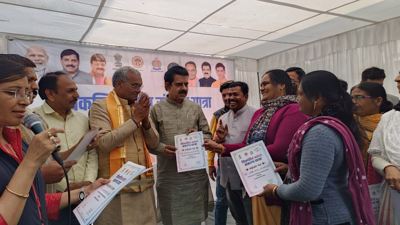 बेटे की शादी के दिन भी विकसित भारत संकल्प यात्रा में पहुंचे सांसद शंकर लालवानी
