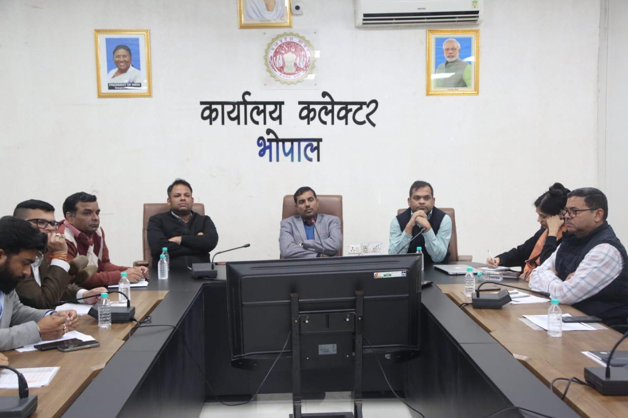 समय-सीमा में शिकायत निवारण पर विशेष ध्यान दें सभी अधिकारी - कलेक्टर
