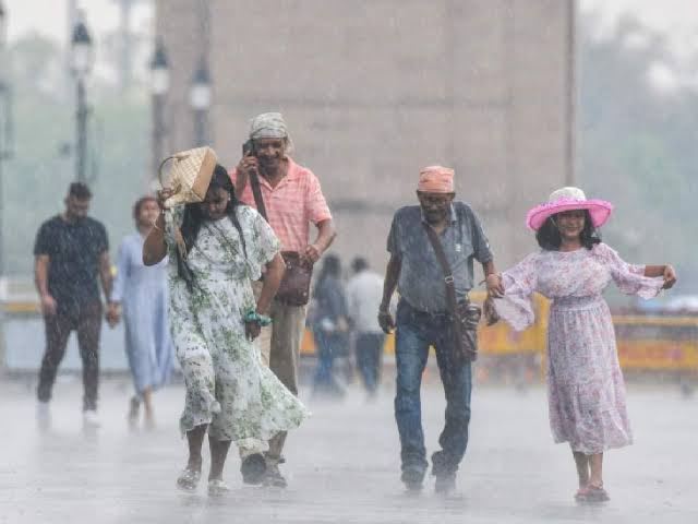 IMD Alert: अगले कुछ घंटों में इन जिलों में आंधी के साथ होगी तूफानी बारिश, चलेगी तेज हवाएं, मौसम विभाग ने जारी किया अलर्ट