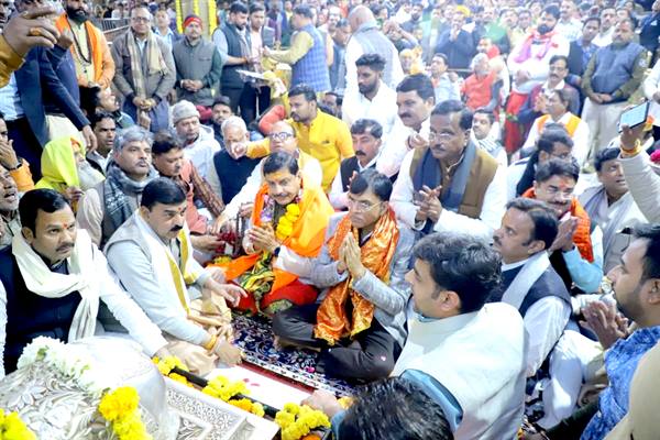 मुख्यमंत्री, केन्द्रीय स्वास्थ्य मंत्री डॉ.मांडविया और उप मुख्यमंत्री शुक्ल ने भगवान महाकाल के दर्शन कर पूजा-अर्चना की