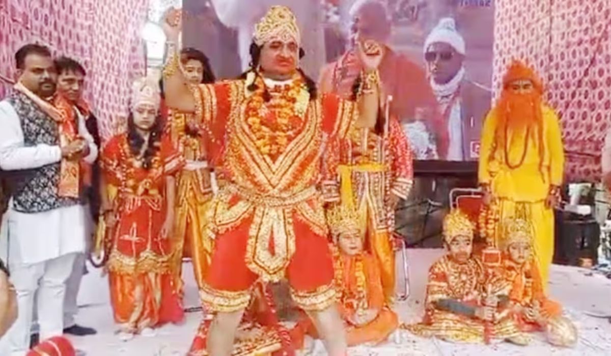 रामलीला में हनुमान का रोल निभा रहे कलाकार को आया हार्ट अटैक, राम के चरणों में गिरकर तोड़ा दम