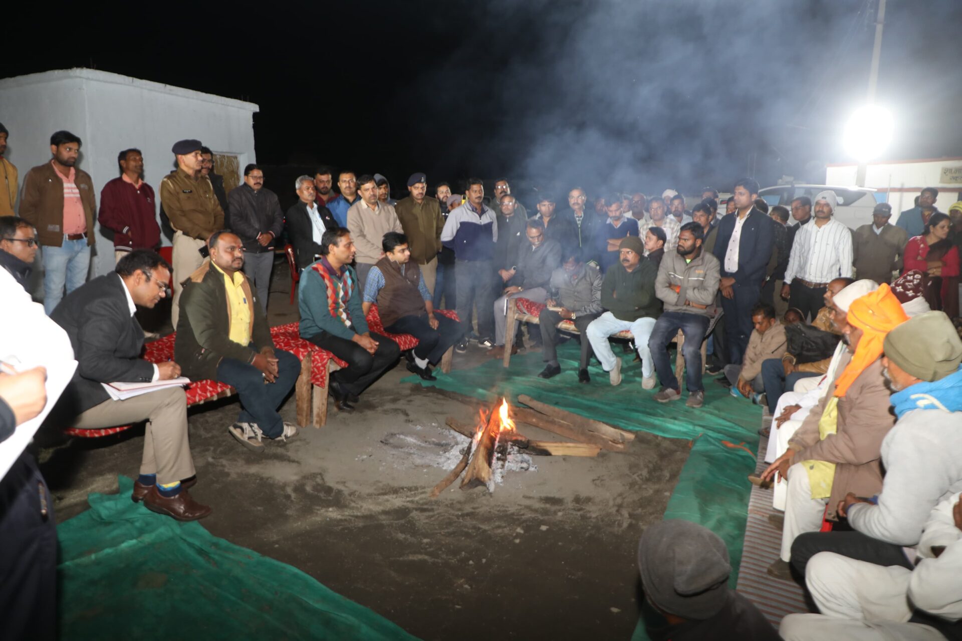 कलेक्टर आशीष सिंह ने जिले से बहुत दूर गांव में पहुंचकर लगाई रात्रि चौपाल
