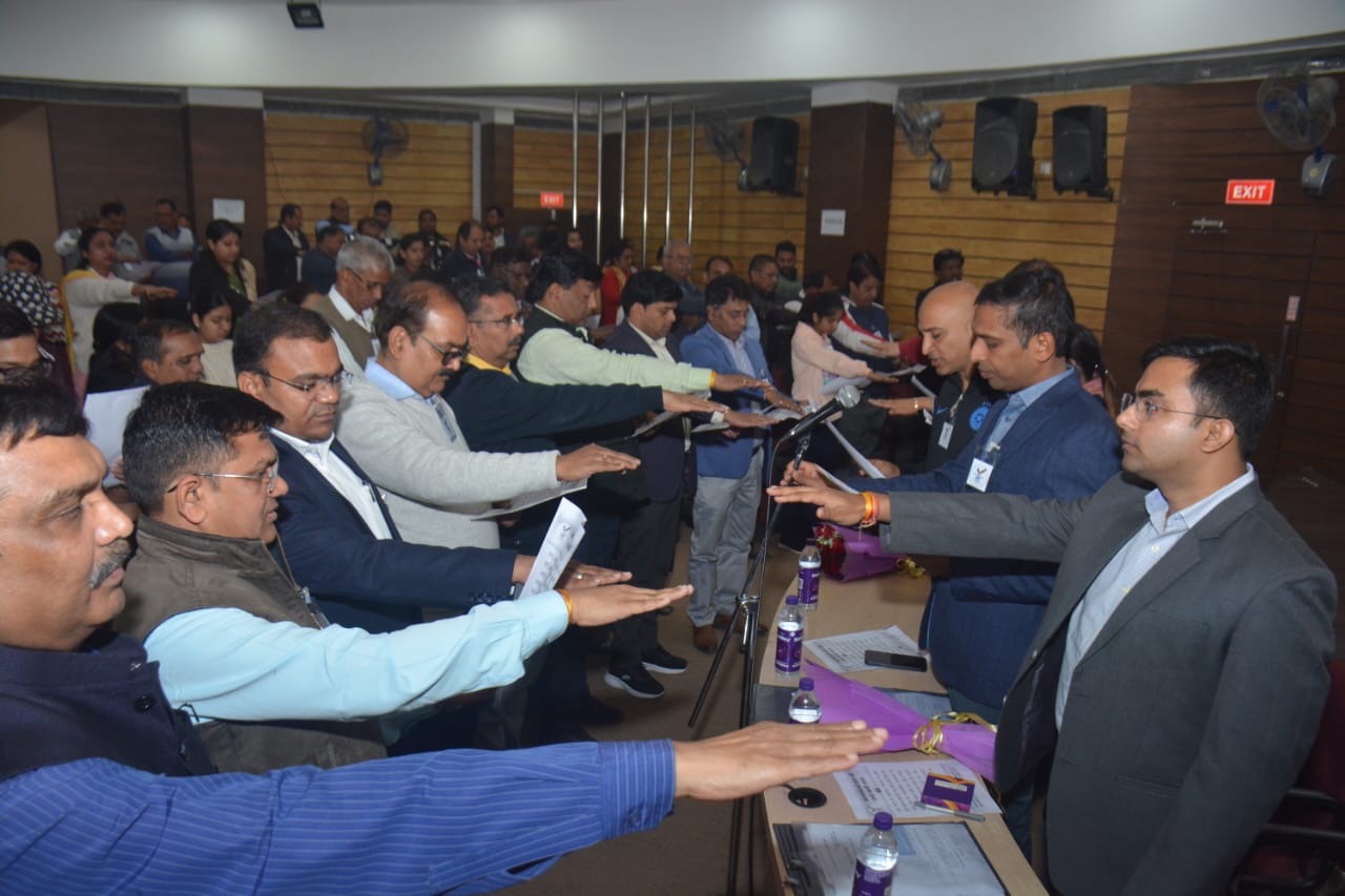 Indore : युवा मतदाताओं में दिखा उत्साह, बोले- भारत के मतदाता बनकर हम लोकतंत्र के सशक्त प्रहरी हो गए