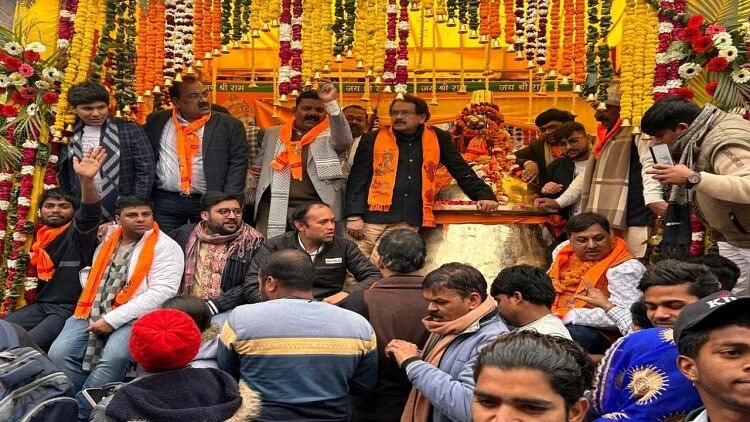 सोने-चांदी के जूते, 2100 किलो का घंटा ,रामलला के लिए देश-विदेश से पहुंच रहे ये अनोखे उपहार