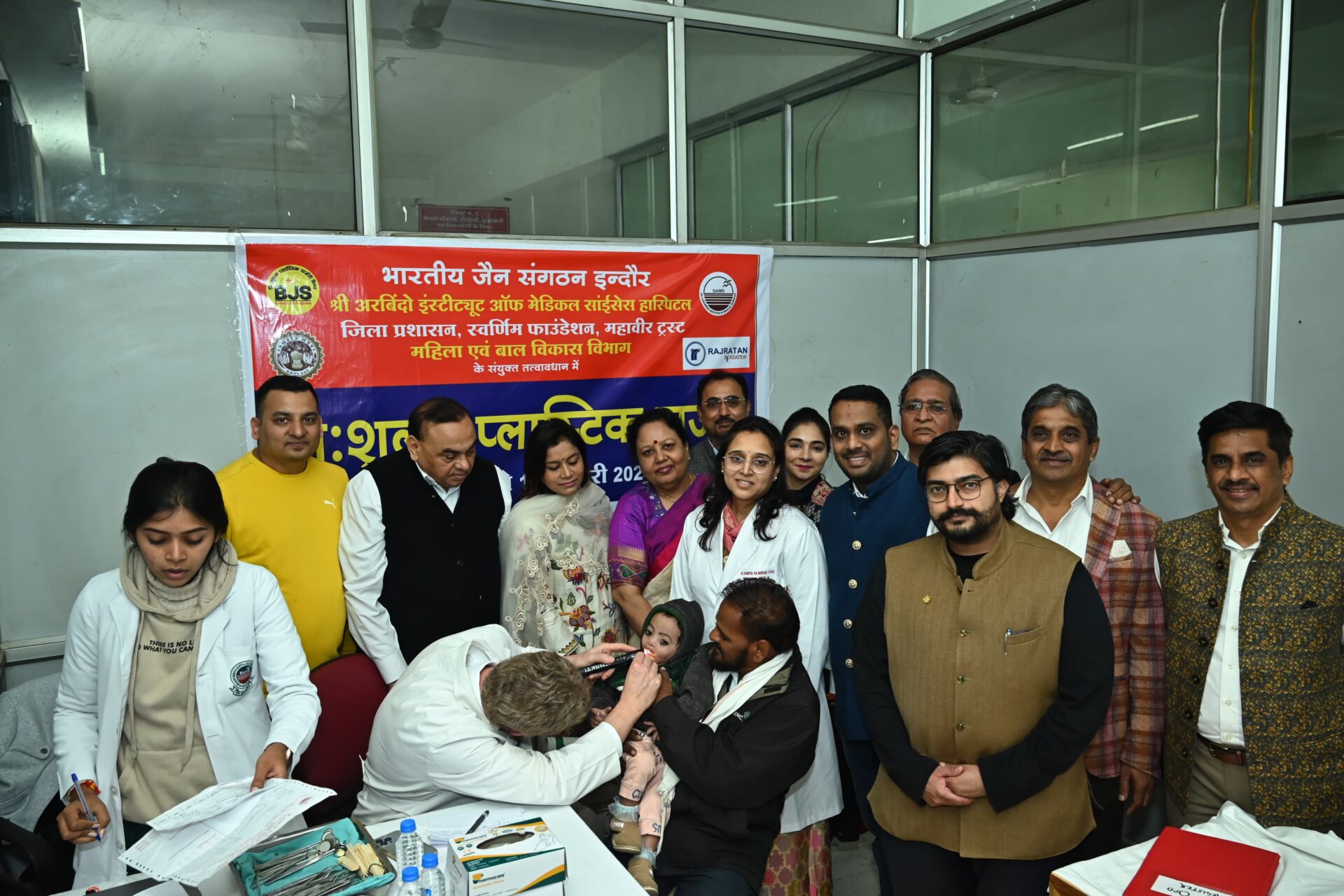 पत्नी के जन्मदिन पर तोहफे में गरीब बच्चों का ऑपरेशन