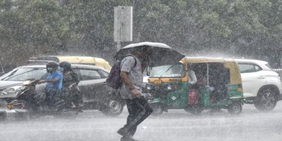 IMD Alert : अगले 24 घंटे में गरज-चमक के साथ इन 10 जिलों में होगी भारी बारिश, मौसम विभाग ने जारी किया अलर्ट