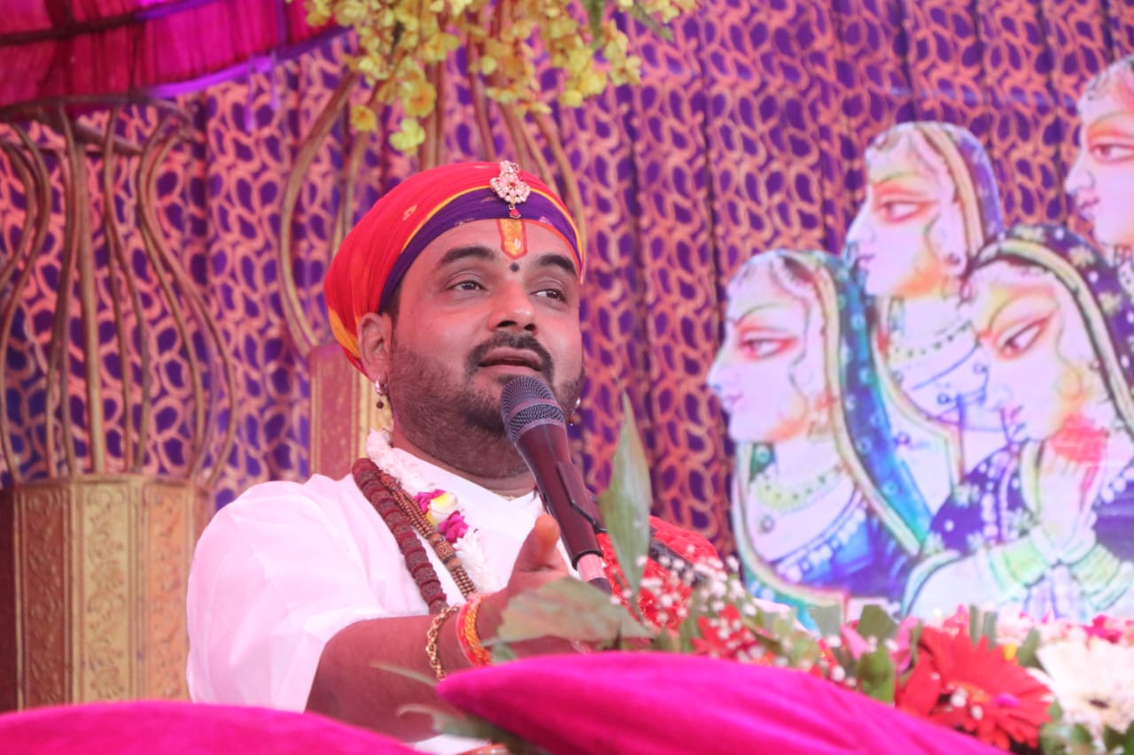 हम किसी भी धर्मस्थल पर जाएं तो भगवान से हमें घर, गाड़ी, पैसे, आभूषण नहीं मांगना चाहिए : पुष्पानंद तिवारी