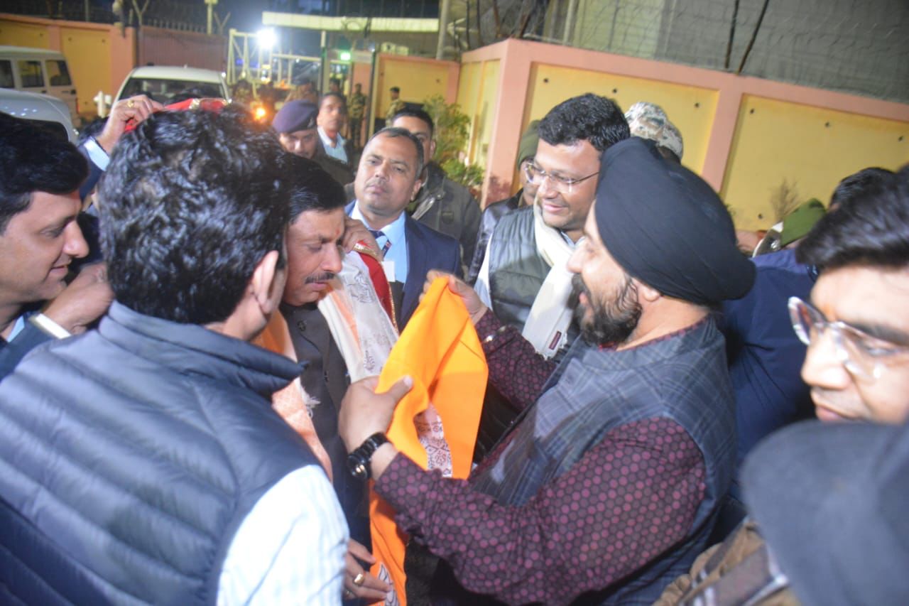 CM के इंदौर आगमन पर जनप्रतिनिधियों, नेताओं और कार्यकर्ताओं ने अखंड भारत के बयान पर उनका भावभीना स्वागत किया