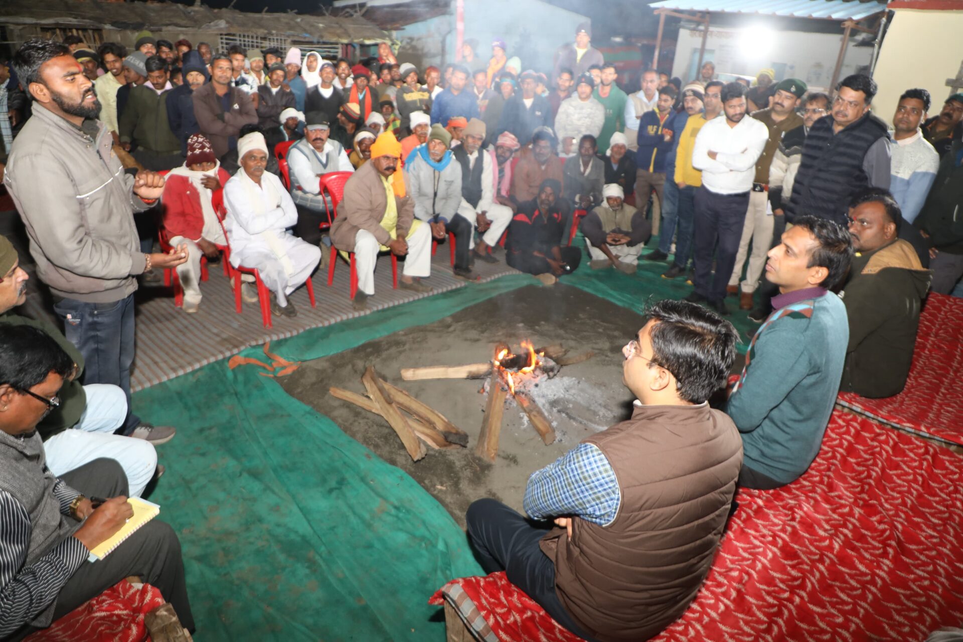 कलेक्टर आशीष सिंह ने जिले से बहुत दूर गांव में पहुंचकर लगाई रात्रि चौपाल