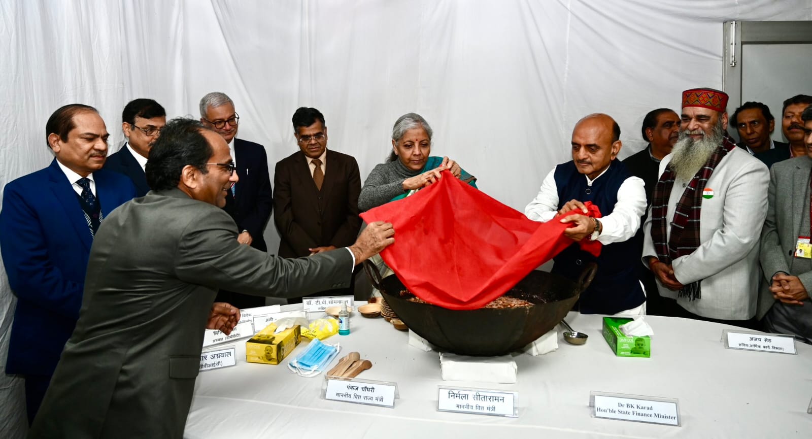 वित्त मंत्री ने बजट की तैयारियों में लगे अधिकारियों को हलवा परोसा