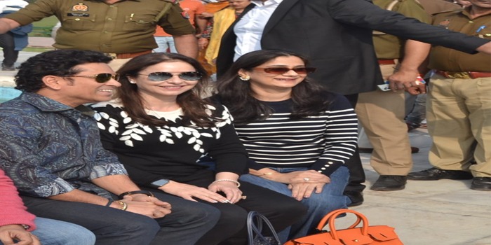 ' ताजमहल' का दीदार करने पत्नी संग आगरा पहुचें 'सचिन तेंदुलकर', सेल्फी के लिए फैंस में लगी होड़