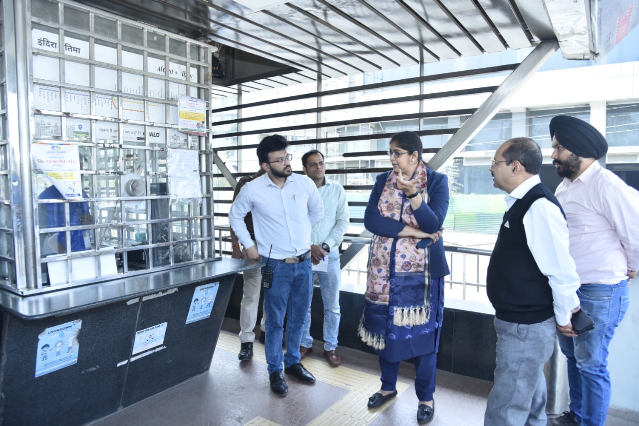 आयुक्त द्वारा बीआरटीएस पर संचालित होने वाली नवीन इलेक्ट्रिक बस का किया अवलोकन