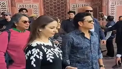 ' ताजमहल' का दीदार करने पत्नी संग आगरा पहुचें 'सचिन तेंदुलकर', सेल्फी के लिए फैंस में लगी होड़
