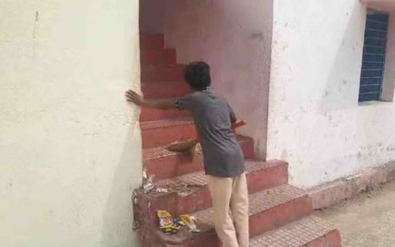 छिंदवाड़ा : बालक छात्रावास में बच्चों से झाड़ू लगवाने का मामला, अधिकारी बोले- जांच कर रहे हैं