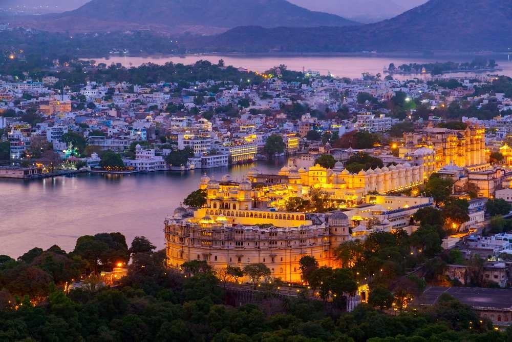 'वैलेंटाइन डे' पर पार्टनर के साथ इन रोमांटिक जगहों पर जाए और हर पल यादगार बनाए