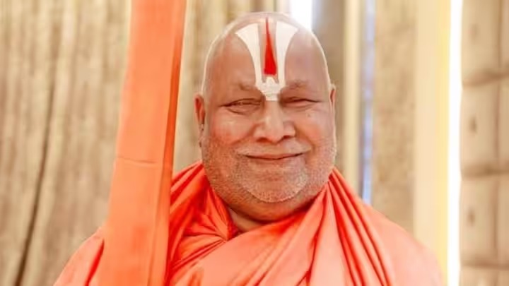 राममंदिर केस के अहम गवाह और कथावाचक 'रामभद्राचार्य' की तबियत बिगड़ी, अस्पताल पहुंचे कई अनुयायी