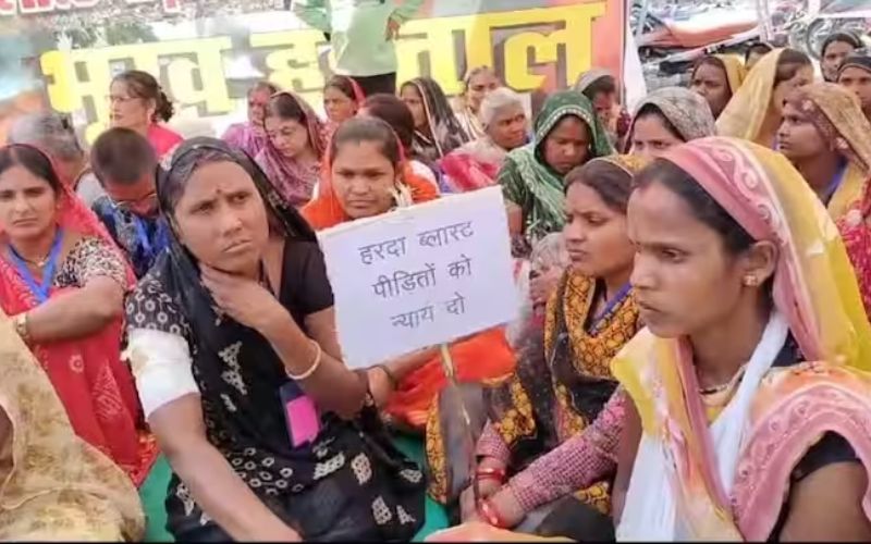 Harda Factory Blast : मुआवजे की मांग को लेकर पीड़ितों की भूख हड़ताल जारी, कहा - उजड़े घर 1.25 लाख रुपए में कैसे बनाएं?