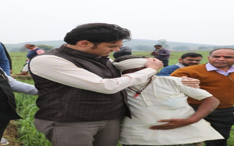 बारिश-ओलावृष्टि से फसल हुई बर्बाद, कलेक्टर को देख फफक-फफक कर रो पड़ा किसान, फिर हुआ कुछ ऐसा...