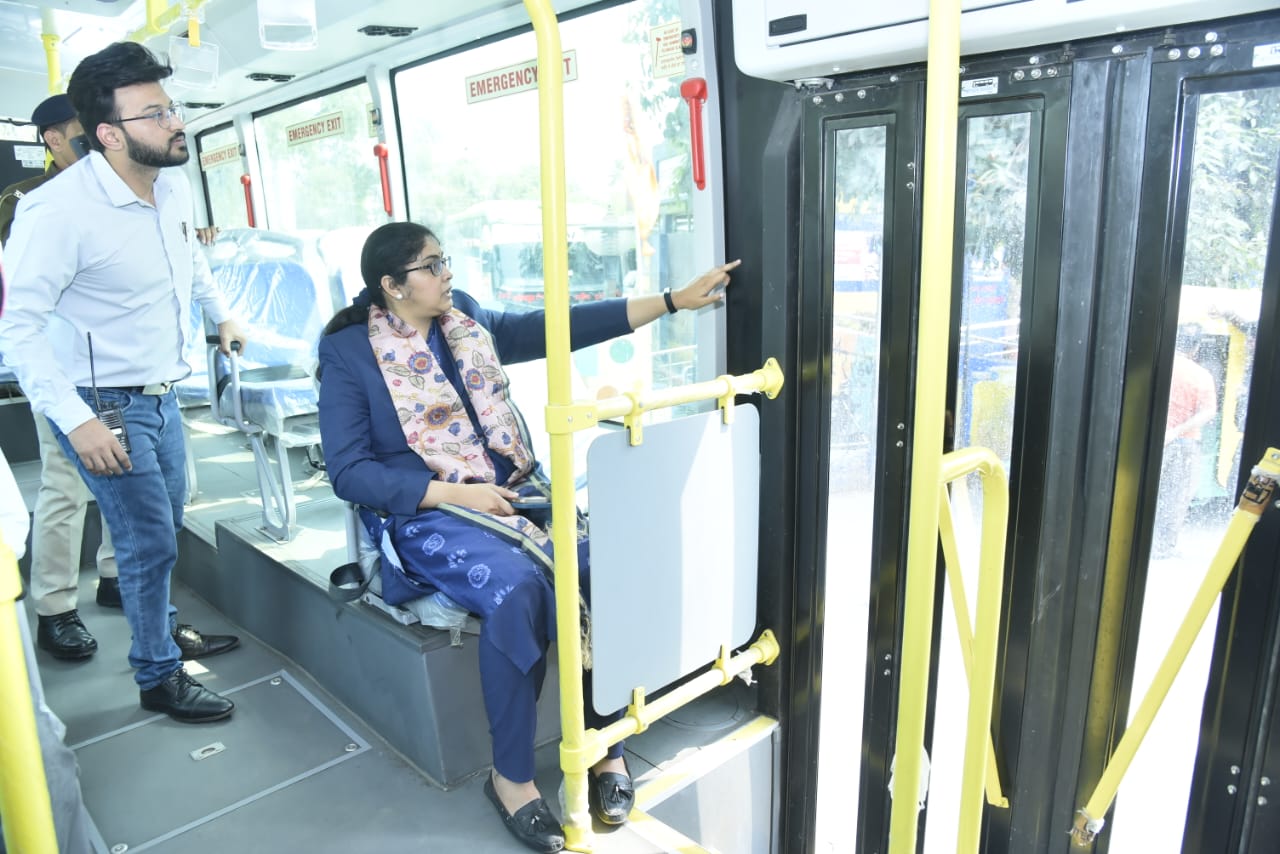 आयुक्त द्वारा बीआरटीएस पर संचालित होने वाली नवीन इलेक्ट्रिक बस का किया अवलोकन
