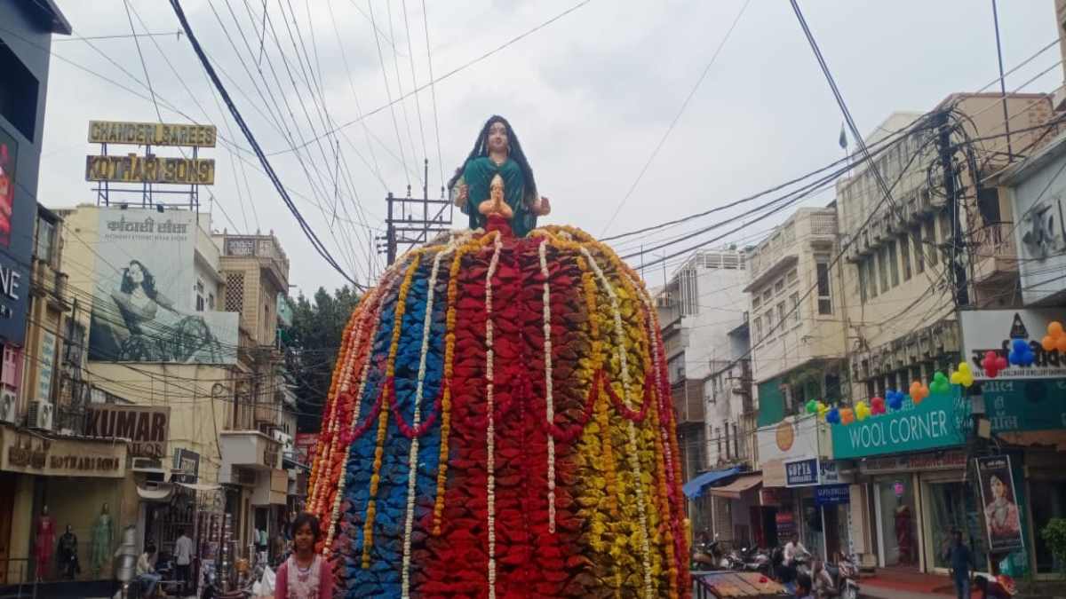 ग्वालियर में आकर्षण का केंद्र बनी 25 हजार गोबर के कंडों से बनी 15 फीट ऊंची होलिका