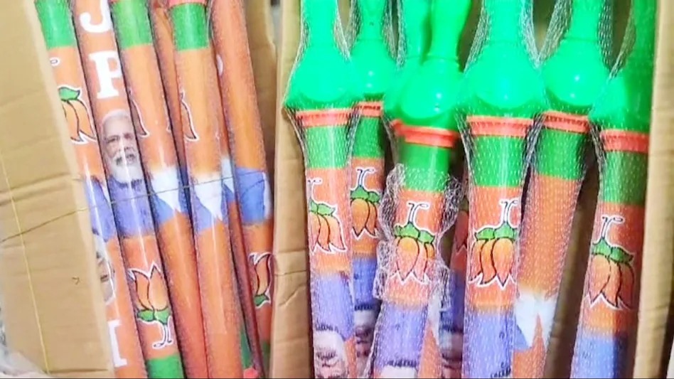 मार्केट पर चढ़ा चुनावी रंग, दुकानों पर मोदी-योगी की पिचकारियों की धूम, कांग्रेस बोली- नही खेलेंगे होली