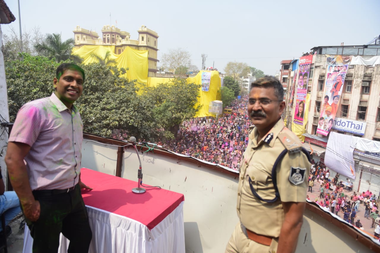 इंदौर गैर में व्यवस्थाओं पर नज़र रखते पुलिस आयुक्त राकेश गुप्ता और कलेक्टर आशीष सिंह