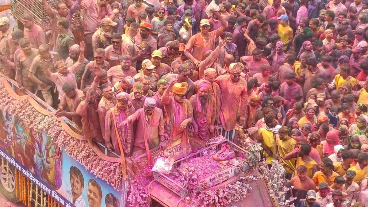 इंदौर के रंग में रंगे CM मोहन यादव, पानी की बौछार के साथ जमकर उड़ाया गुलाल, देखें खूबसूरत PHOTOS