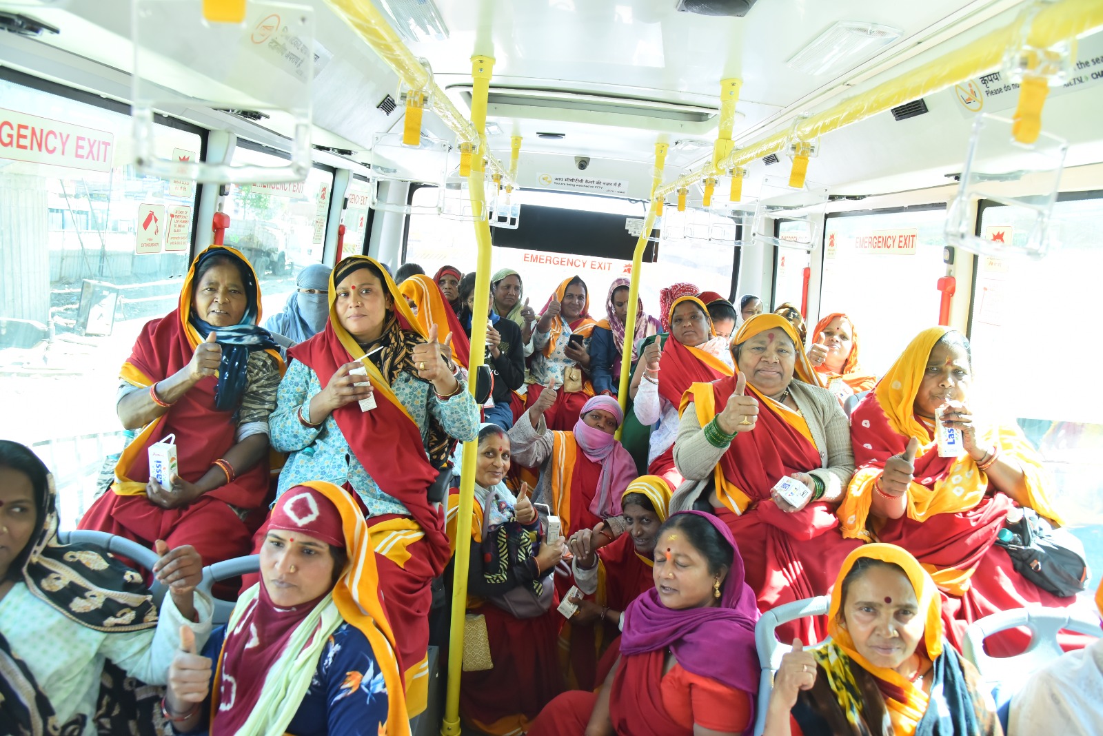 International Woman's Day 2024: महिलाओं के साथ इंदौर कमिश्नर ने किया 'पिंक बस' में सफर