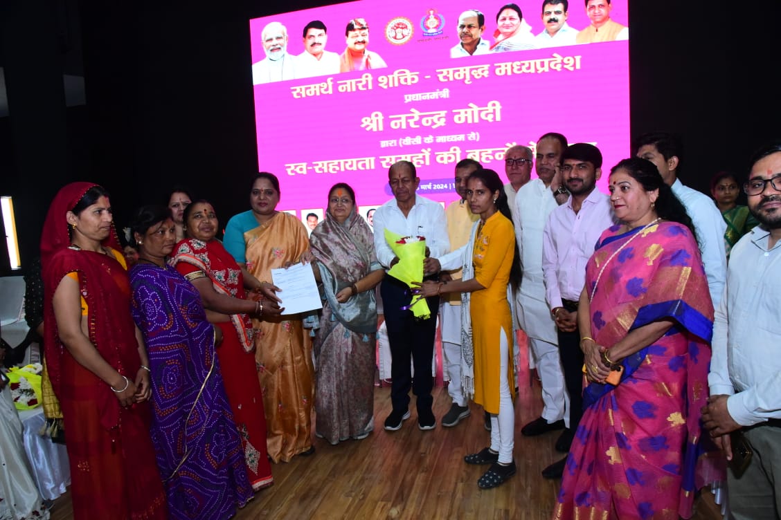 प्रधानमंत्री द्वारा महिल शक्तिकरण के तहत स्व सहायता समूहो की बहनों से वीसी के माध्यम से चर्चा