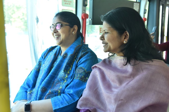 International Woman's Day 2024: महिलाओं के साथ इंदौर कमिश्नर ने किया 'पिंक बस' में सफर
