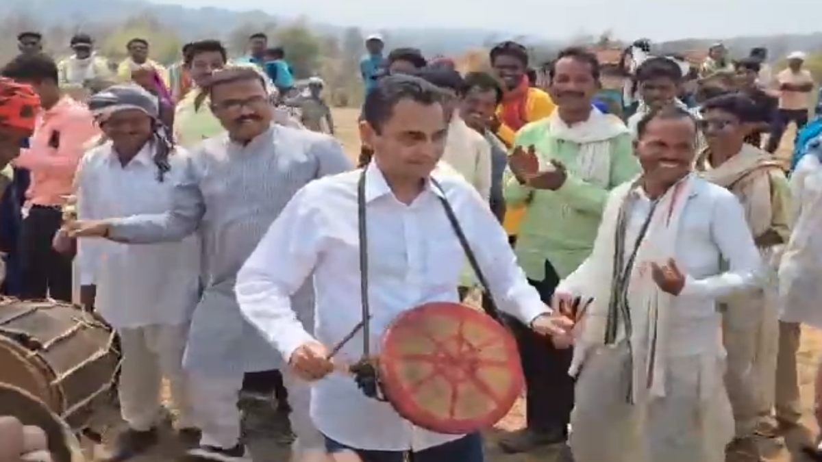छिंदवाड़ा में दिखा नकुलनाथ का अनोखा अंदाज, ढोलक बजाकर आदिवासी लोकगीत पर झूमे