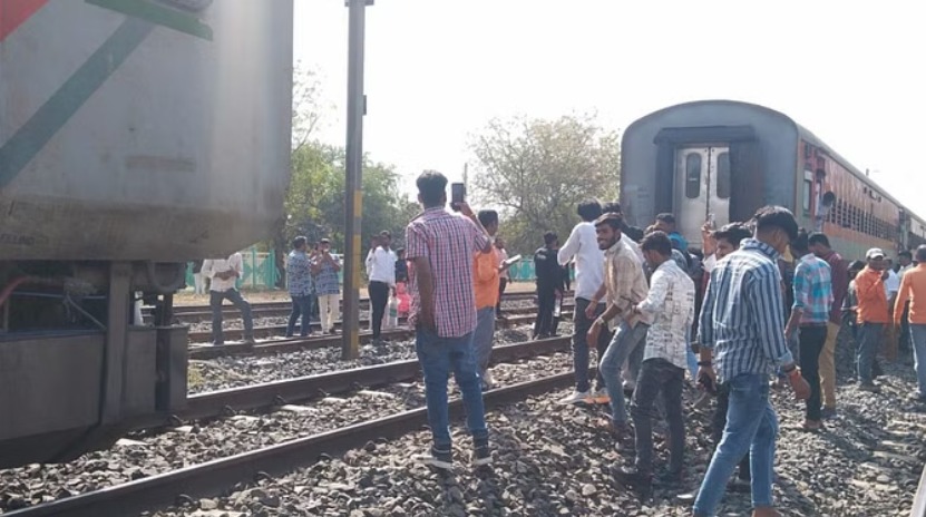 मालवा सुपरफास्ट एक्सप्रेस दो हिस्सों में बंटी, यात्रियों में मचा हड़कंप