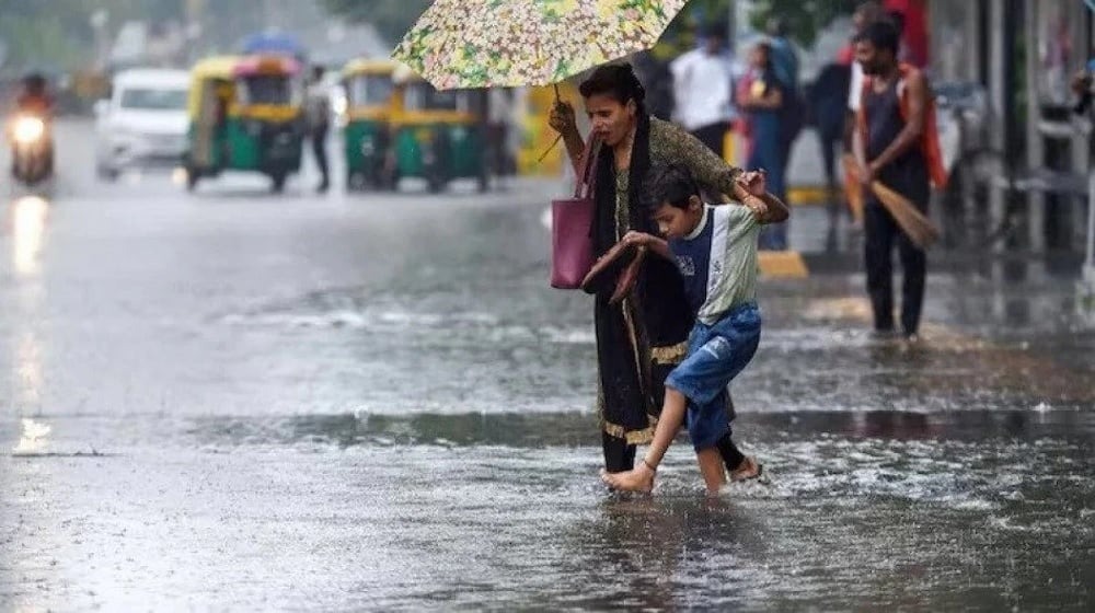 IMD Alert: अगले कुछ घंटो में इन 12 जिलों में तेज हवाओं के साथ होगी तेज बारिश, मौसम विभाग ने जारी किया अलर्ट