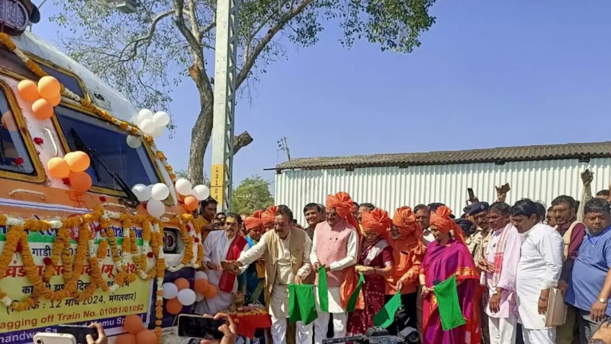 बड़ी खुशखबरी! 9 सालों के लंबे इंतजार के बाद खंडवा-सनावद की पटरियों पर दौड़ी 'मेमू' ट्रेन