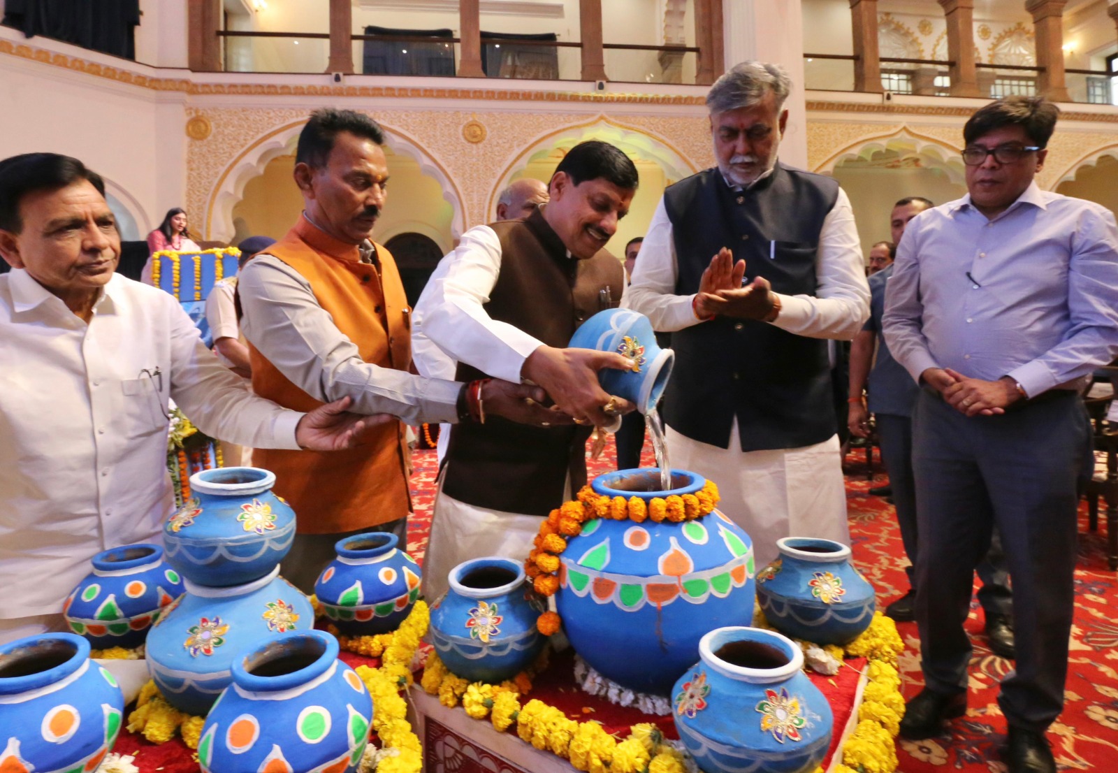 Indore News : जल भरकर मुख्यमंत्री ने किया केन-बेतवा जल कलश यात्रा का शुभारंभ