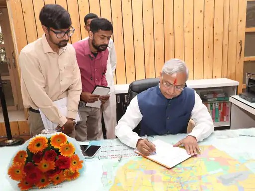 इंदौर के नए कमिश्नर बने दीपक सिंह, पदभार ग्रहण से पहले किए खजराना गणेश के दर्शन