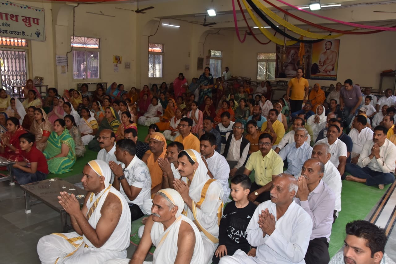 Indore News : मुनिराज की अगवानी में उमड़ा दिगंबर जैन समाज