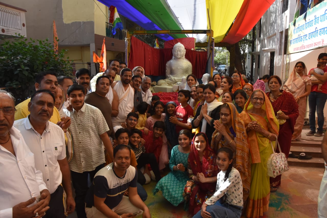 Indore News : मुनिराज की अगवानी में उमड़ा दिगंबर जैन समाज