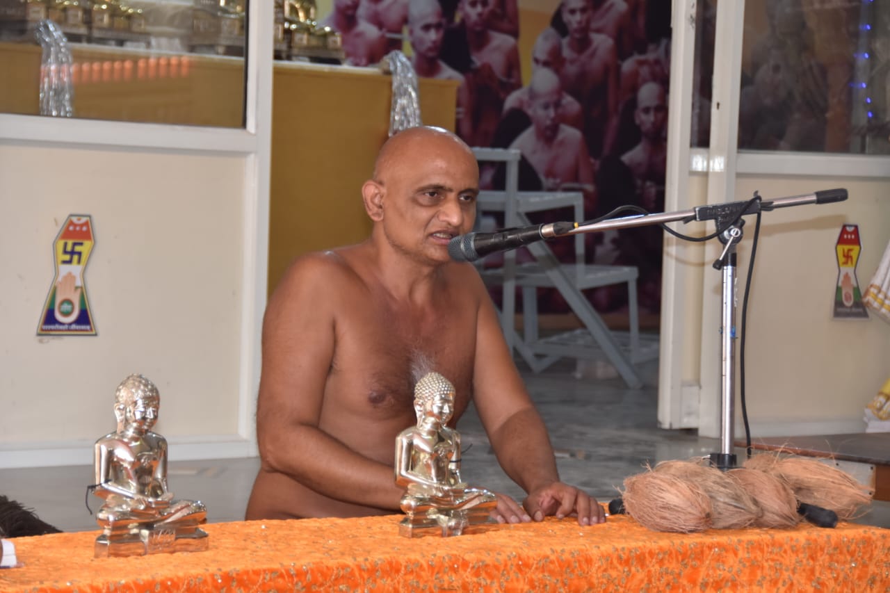 Indore News : मुनिराज की अगवानी में उमड़ा दिगंबर जैन समाज