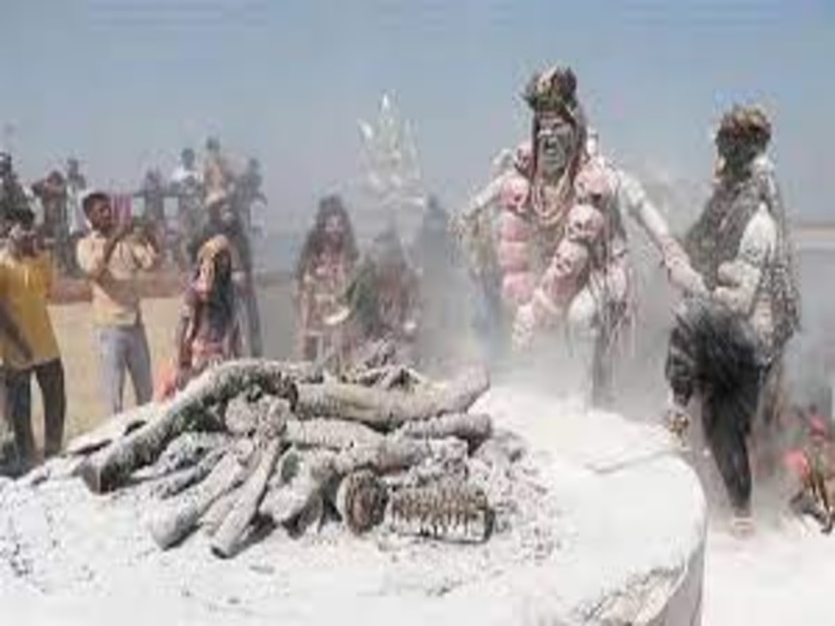 काशी के इस घाट पर रंग-गुलाल से नहीं, चिता की राख और भस्म से खेली जाती है होली, जानिए क्या है मान्यता