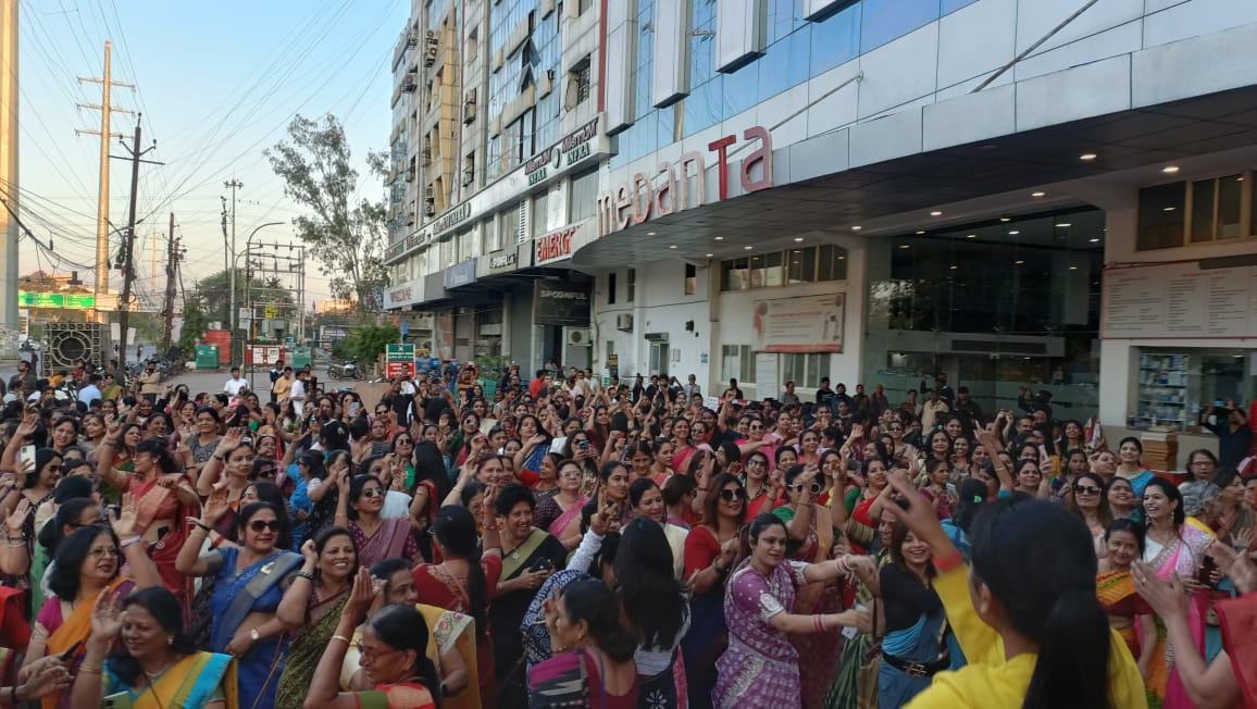 Indore: अंतर्राष्ट्रीय महिला दिवस के अवसर पर मेदांता हॉस्पिटल ने "साड़ी वॉक" का किया आयोजन