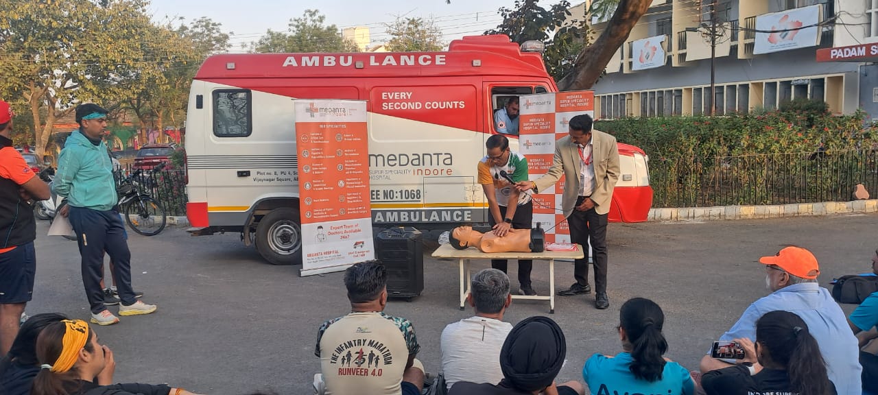 Indore: गैस्ट्रोएंटरोलॉजिस्ट डॉक्टर एचपी यादव ने नेहरू स्टेडियम में दिया Live डेमो