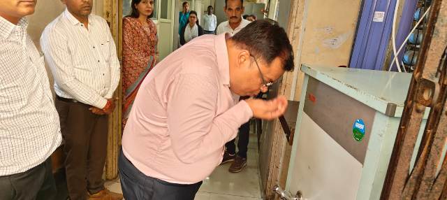 इंदौर नगर निगम कमिश्नर ने वाटर कूलर का पानी पीकर जब देखा