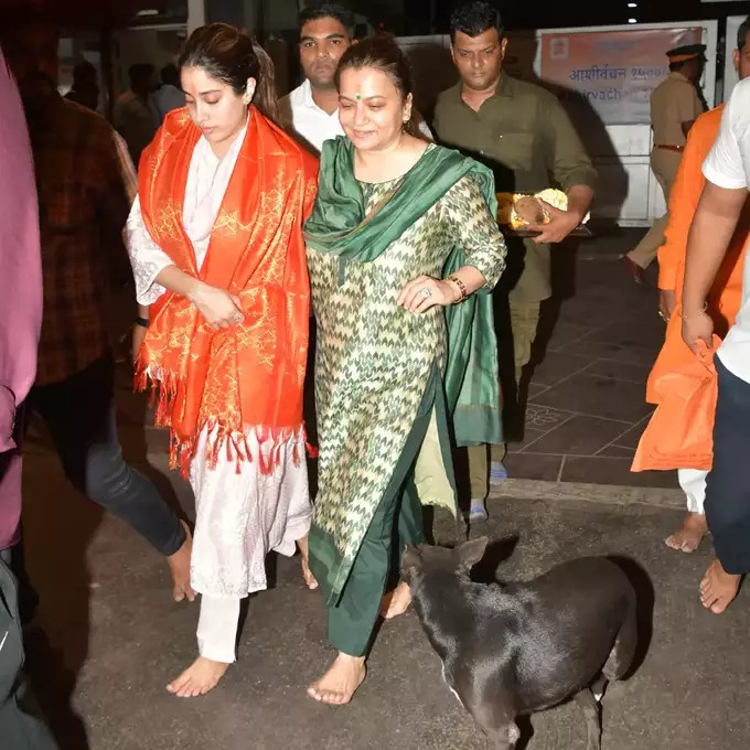 'गुड़ी पड़वा' पर भक्ति में लीन नजर आई जाह्नवी कपूर, सिद्धिविनायक मंदिर पहुंचकर लिया बप्पा का आशीर्वाद, देखें वायरल VIDEO