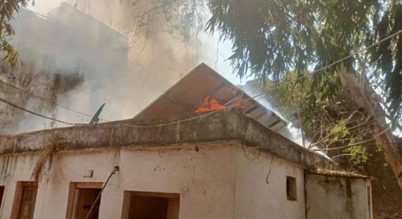 दमोह के मडियादो में पुराने पुलिस थाना भवन में लगी आग, टली बड़ी घटना