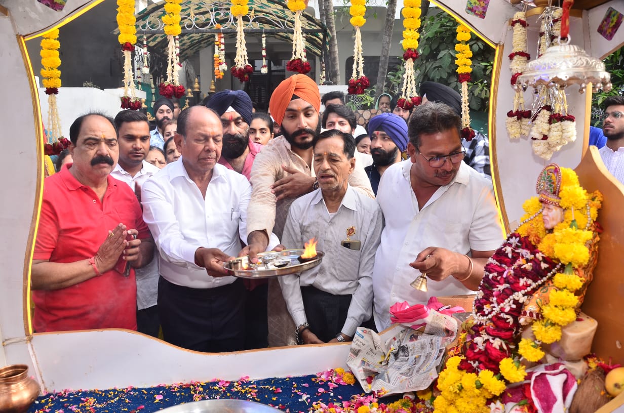 सांई राम-सांई श्याम के उद्घोष से गूंज उठा विष्णुपुरी क्षेत्र, कॉलेज स्टूडेंट्स ने भी किया पूजन