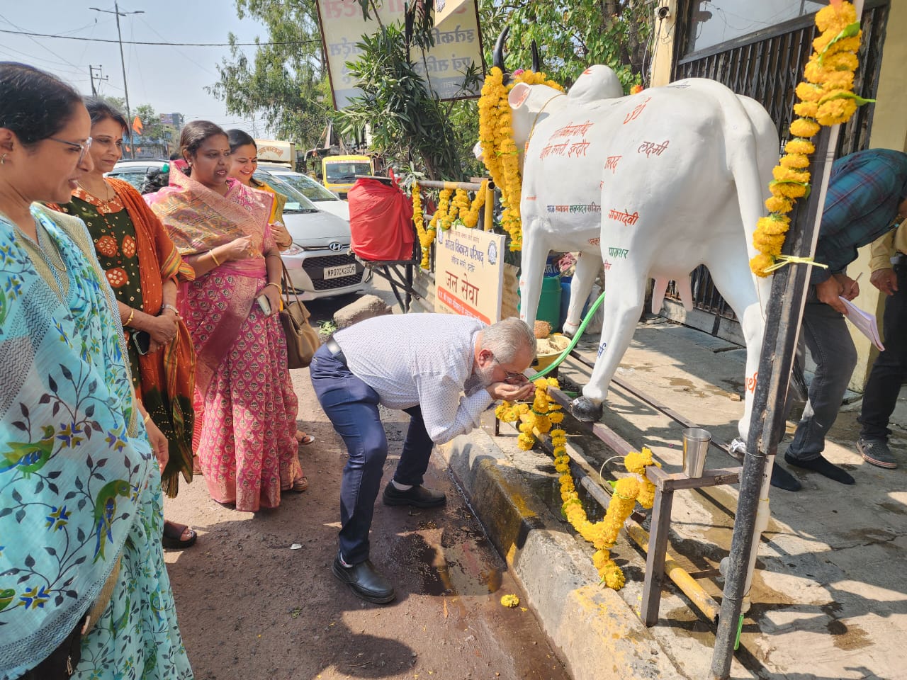 एक जमाने में इंदौर की पहचान रही और अब सूखी पड़ी प्याऊ संस्कृति को गौमाता के स्वरूप में पुनर्जीवित करने का अभिनव प्रयास