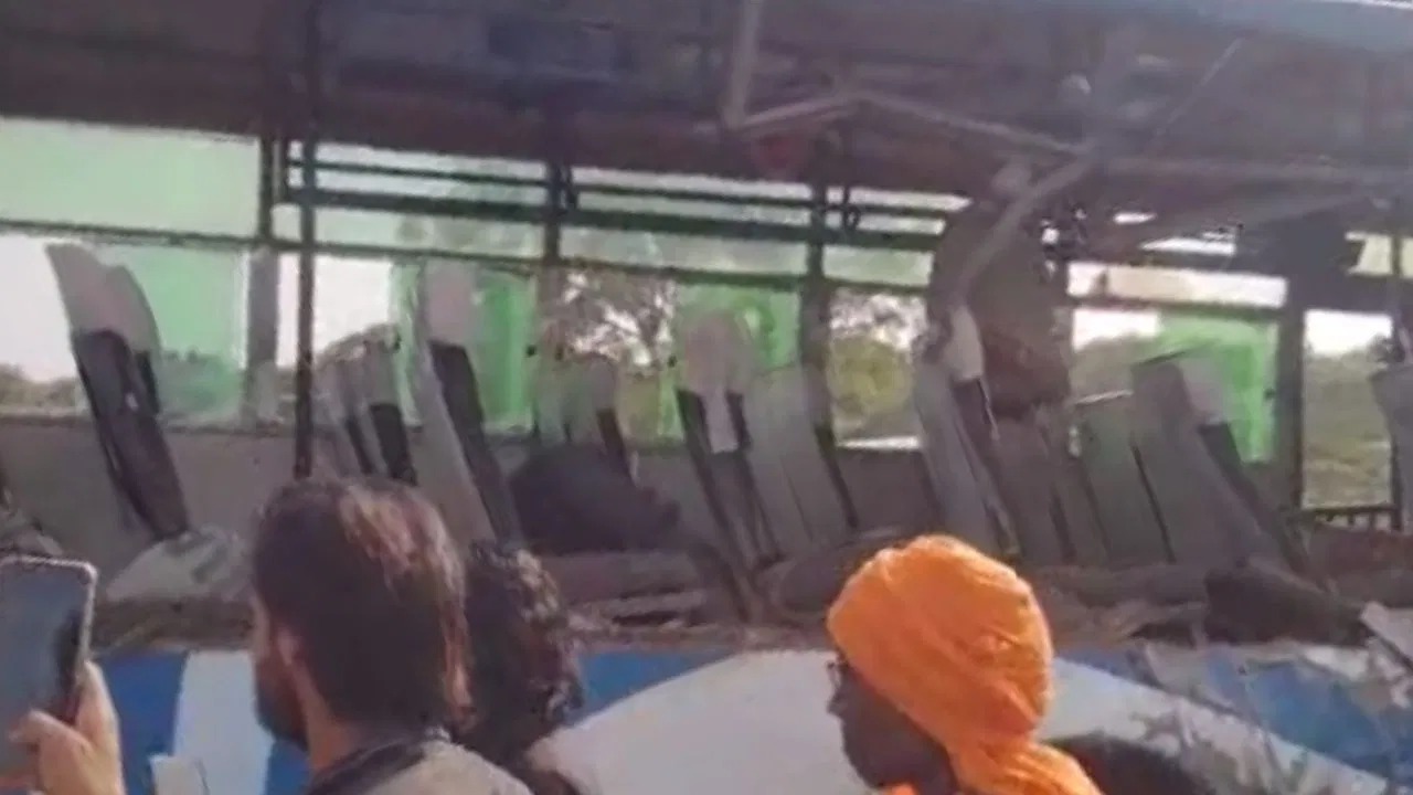 उत्तरप्रदेश के उन्नाव में दर्दनाक हादसा, ट्रक से टकराई यात्री बस, 5 की मौत, 15 घायल